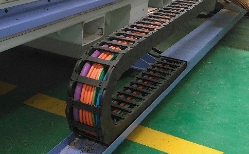 電纜、氣管、水管都可置于拖鏈中